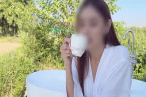 跟男朋友在乡村激情玩乐，落地窗旁做爱内射  背景图片