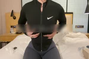 瑜伽裤健身女孩自摸  背景图片