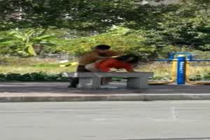 太扯！光天化日无情进洞！  背景图片