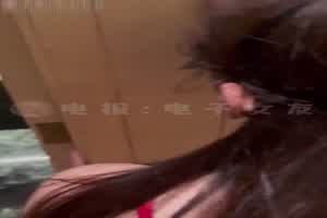 红色情趣战衣！最懂男人的还得是美女风韵犹存  背景图片