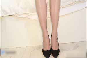 柚子猫 不善拒绝的长腿美人空姐与变态按摩师  背景图片