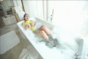 【摄淫师系列】果哥出品白金视频巨乳模特被潜沙发跪着给导演吃!  背景图片