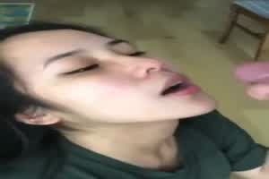 美女渴望的眼神可惜了被颜射  背景图片