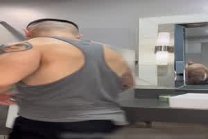 肌肉纹身猛男浴室狂草性具  背景图片