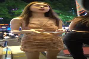 极品包臀裙小姐姐跟朋友逛商场不停的摆弄头发缺不知道已经被偷拍的盯上啦  背景图片