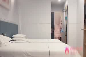 探花极品粉装温柔甜美学生妹兼职外围！后入甜叫猛插  背景图片