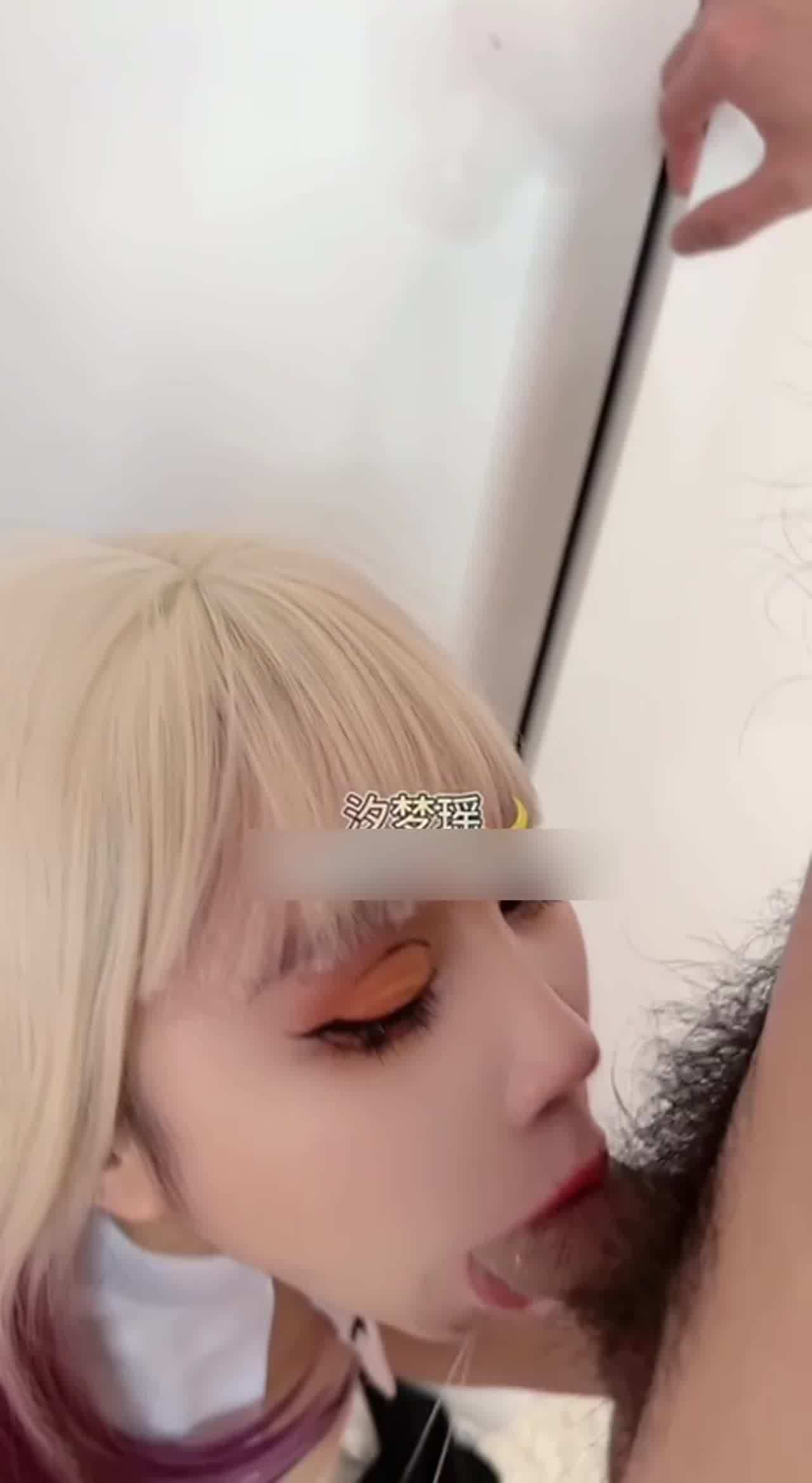  自购推特绿帽奴-精液饼干，老婆帮她的主人口爆，精液射到嘴里在吐出来，放在夹心饼干中间然后吃下去！ 的剧照4