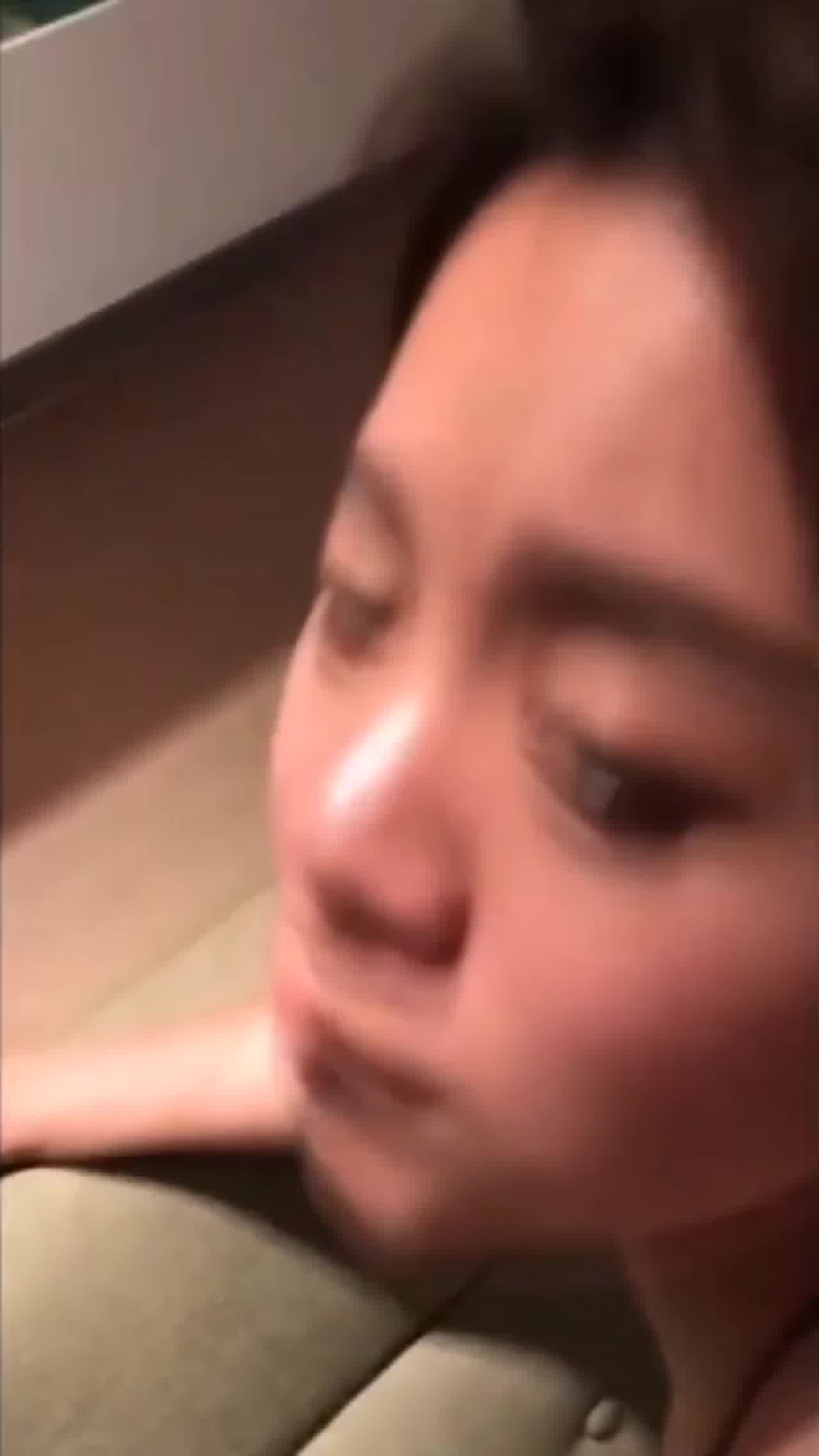  骚妹舔鸡巴好美味 骑马的骚样绝了 的剧照8