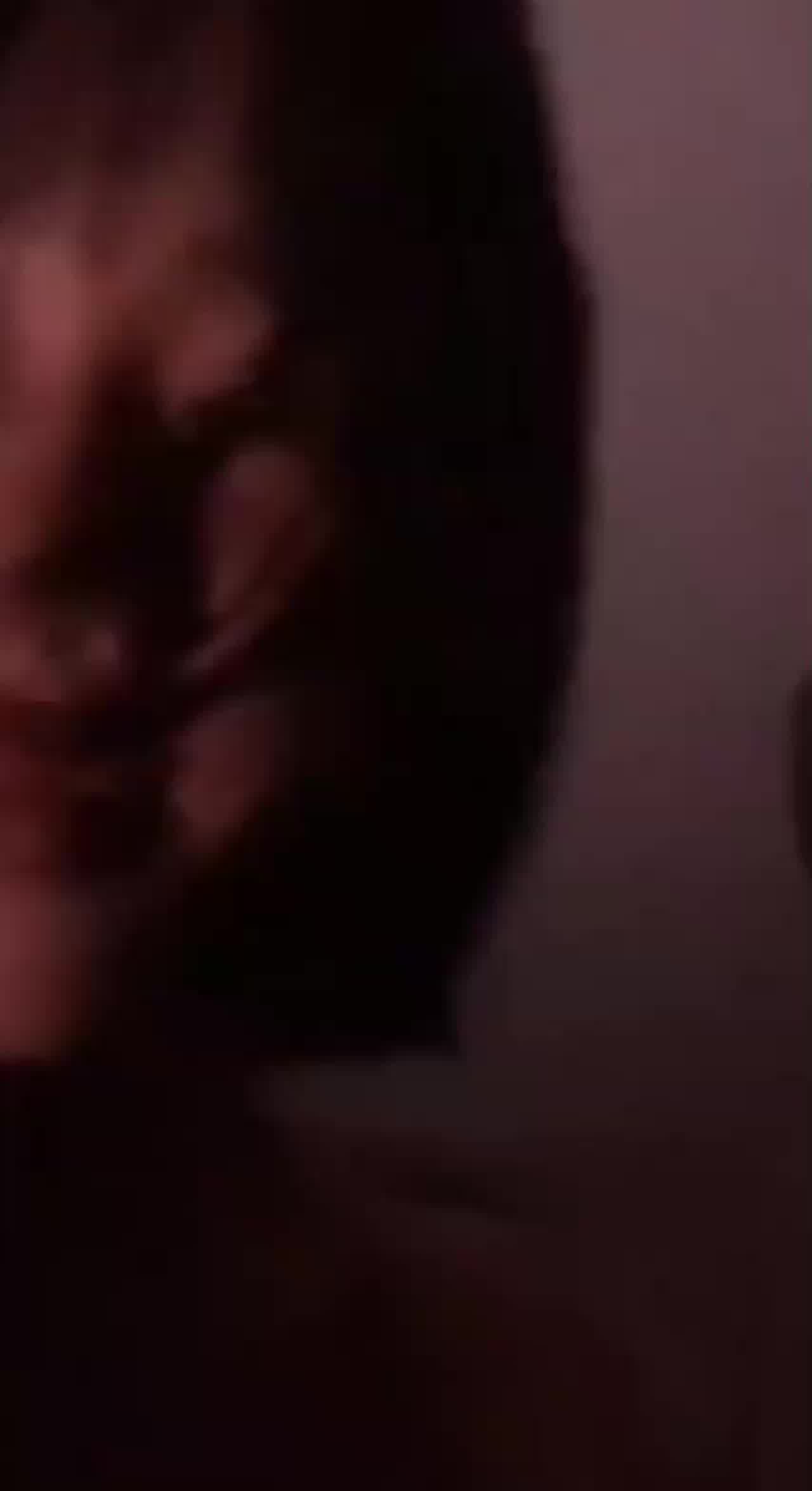  大四学姐在开学第一天先下手为强，主动掰开骚穴让学弟享受 的剧照3