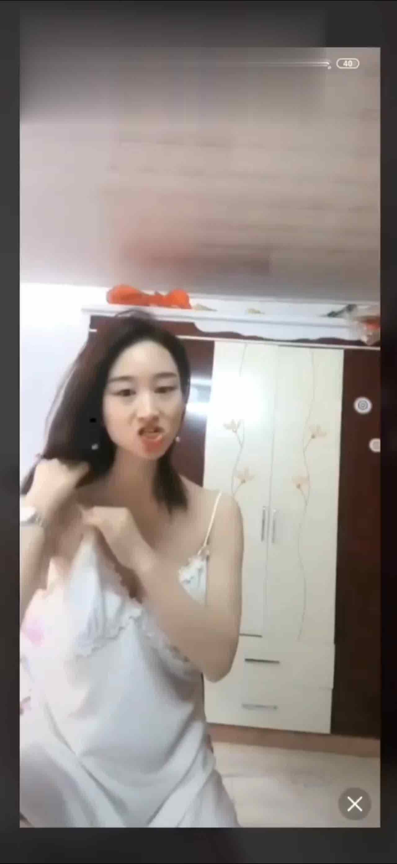  抖音走光系列-故意露奶 的剧照3