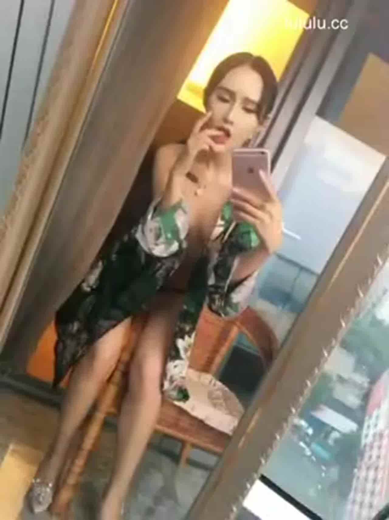  性感女神小妖精骚气侧漏，开放阳台对镜自摸 的剧照10