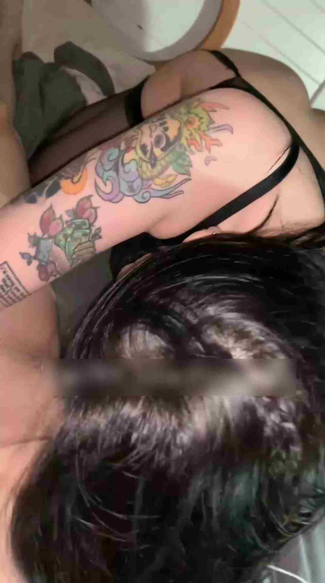  性感纹身模特口交 的剧照4