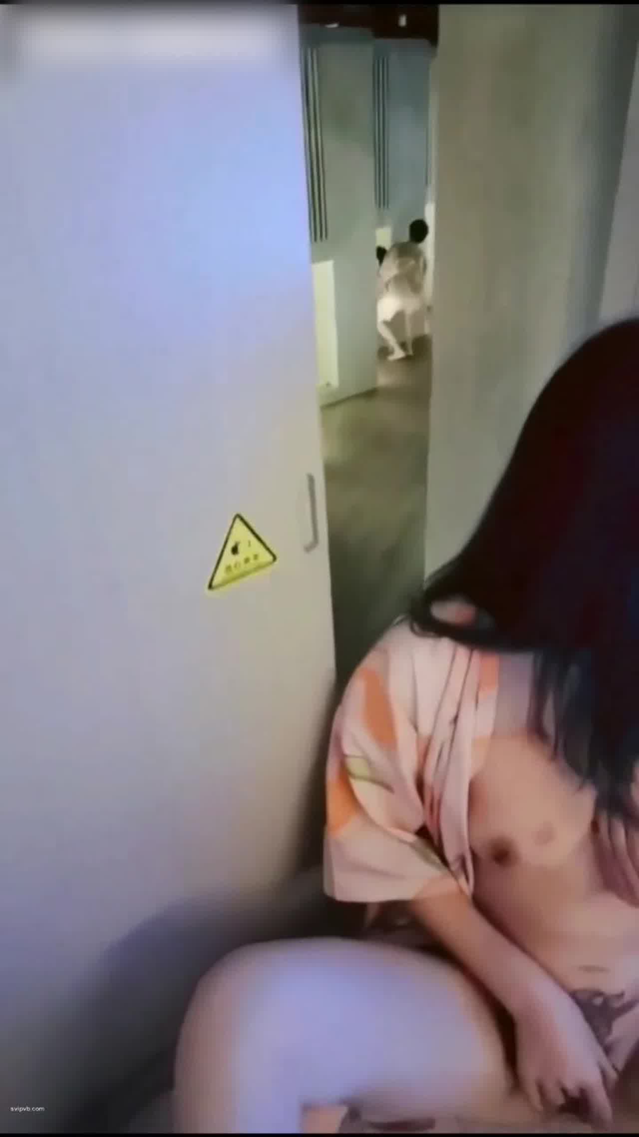  骚女在大众场合自慰 真的是贱女！ 的剧照5