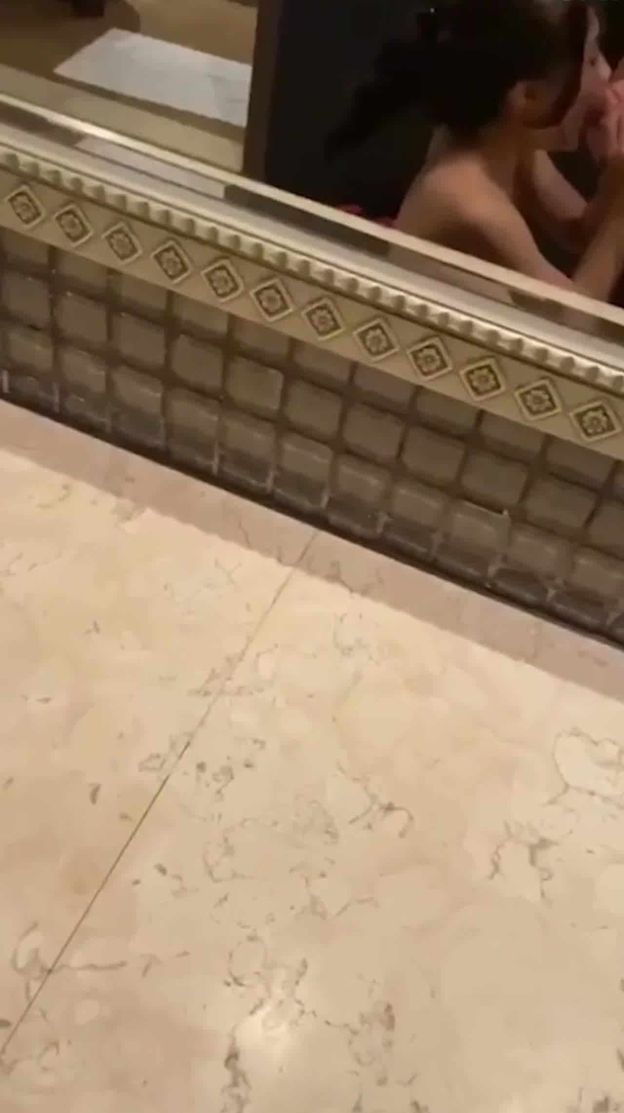  在厕所跟女友打炮很刺激 的剧照5