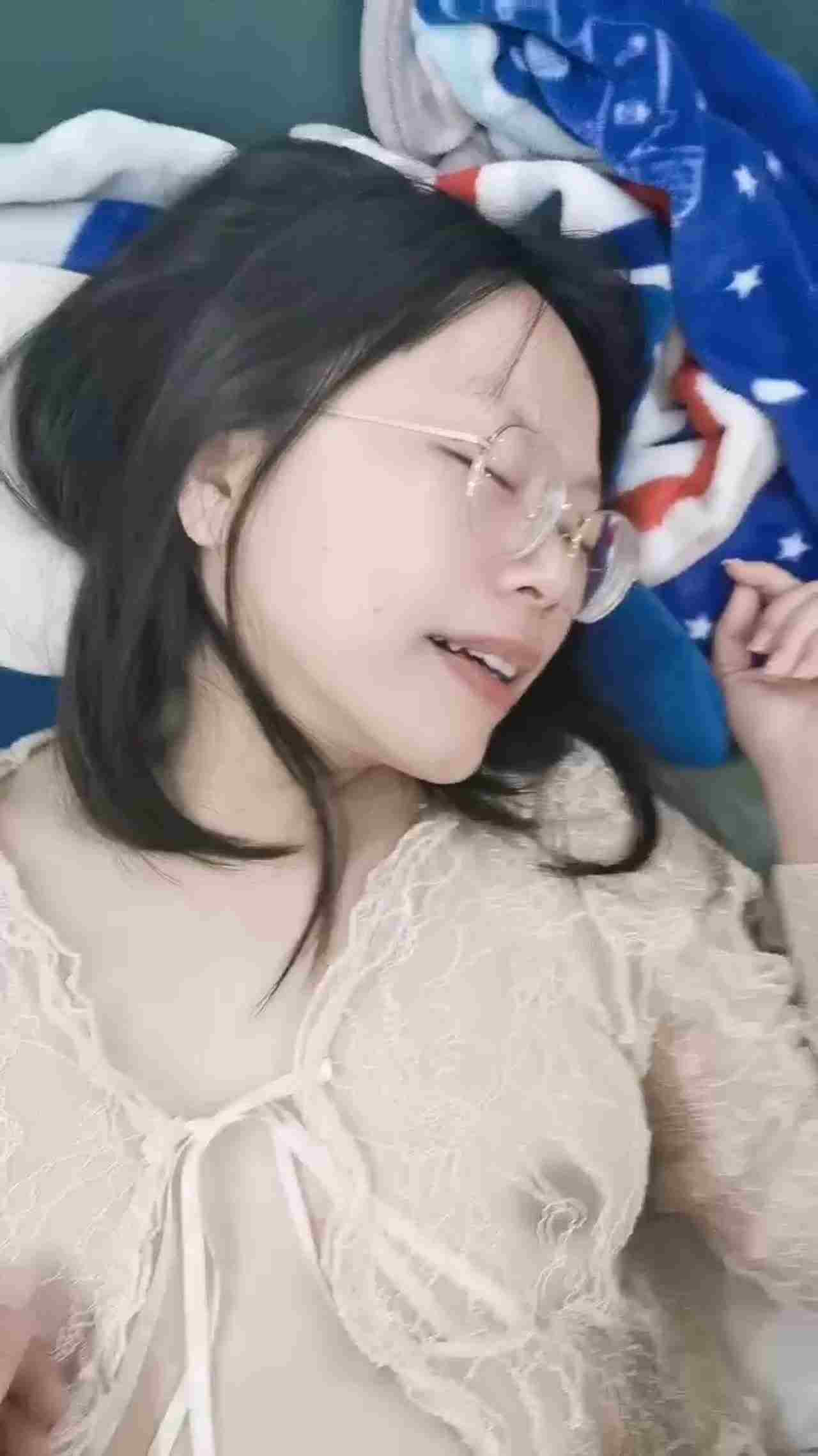  眼睛老师的娇喘声都和别人的不一样，太骚了 的剧照1