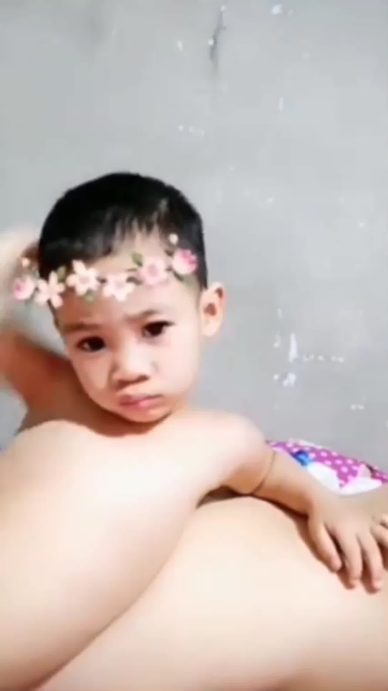  【精品小马】小孩哥喊着奥利给的口号猛猛操母亲！多部性启蒙真实乱伦视频！ 的剧照1