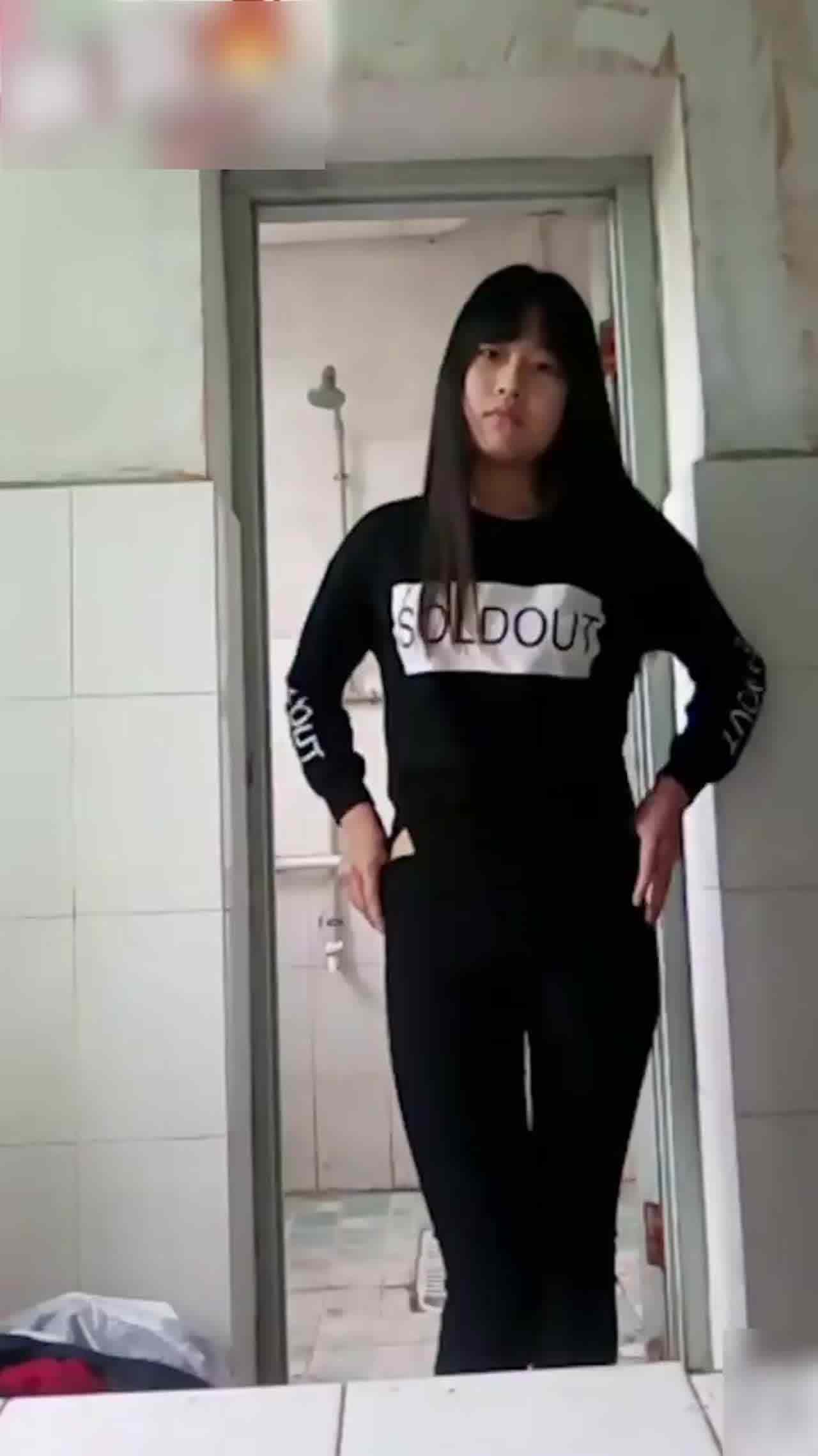  【网曝大瓜】洛阳第一职高时间 女生发给男友私密视频被流出表情真淫荡 的剧照4