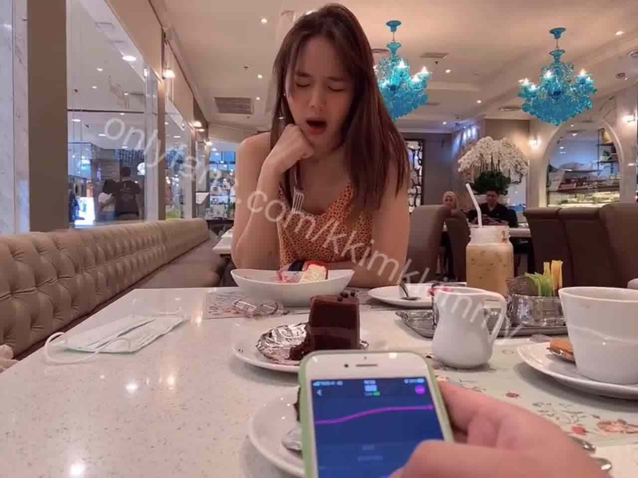  约会时在餐厅使用远控跳蛋看女友忍住高潮不叫的样子真的超爽！ 的剧照2