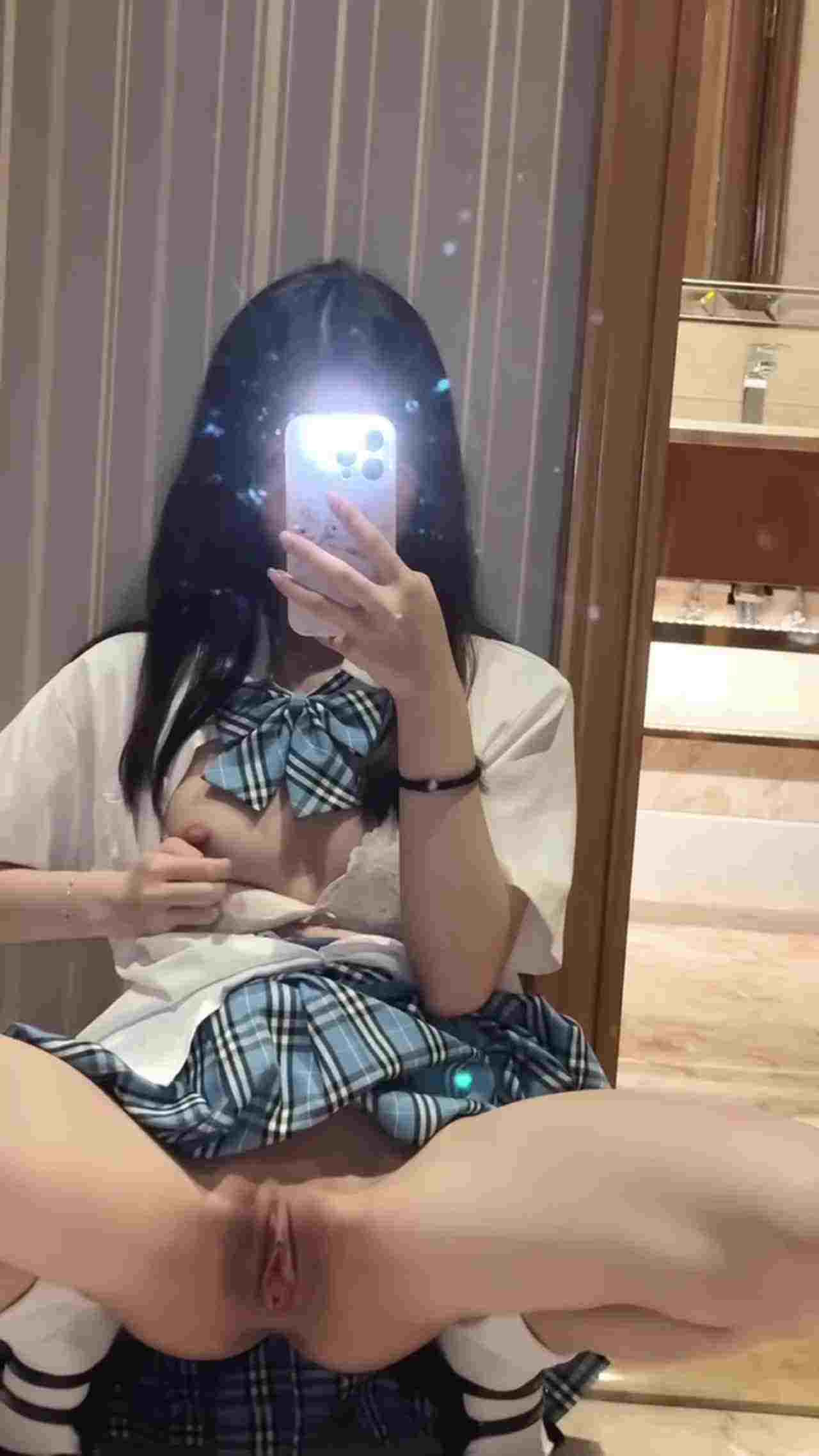  jk 学妹对镜自拍 的剧照3