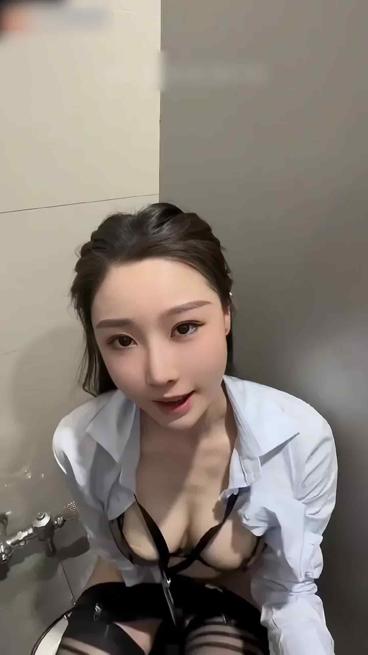  看上的美女就跟着进厕所偷拍了 的剧照7