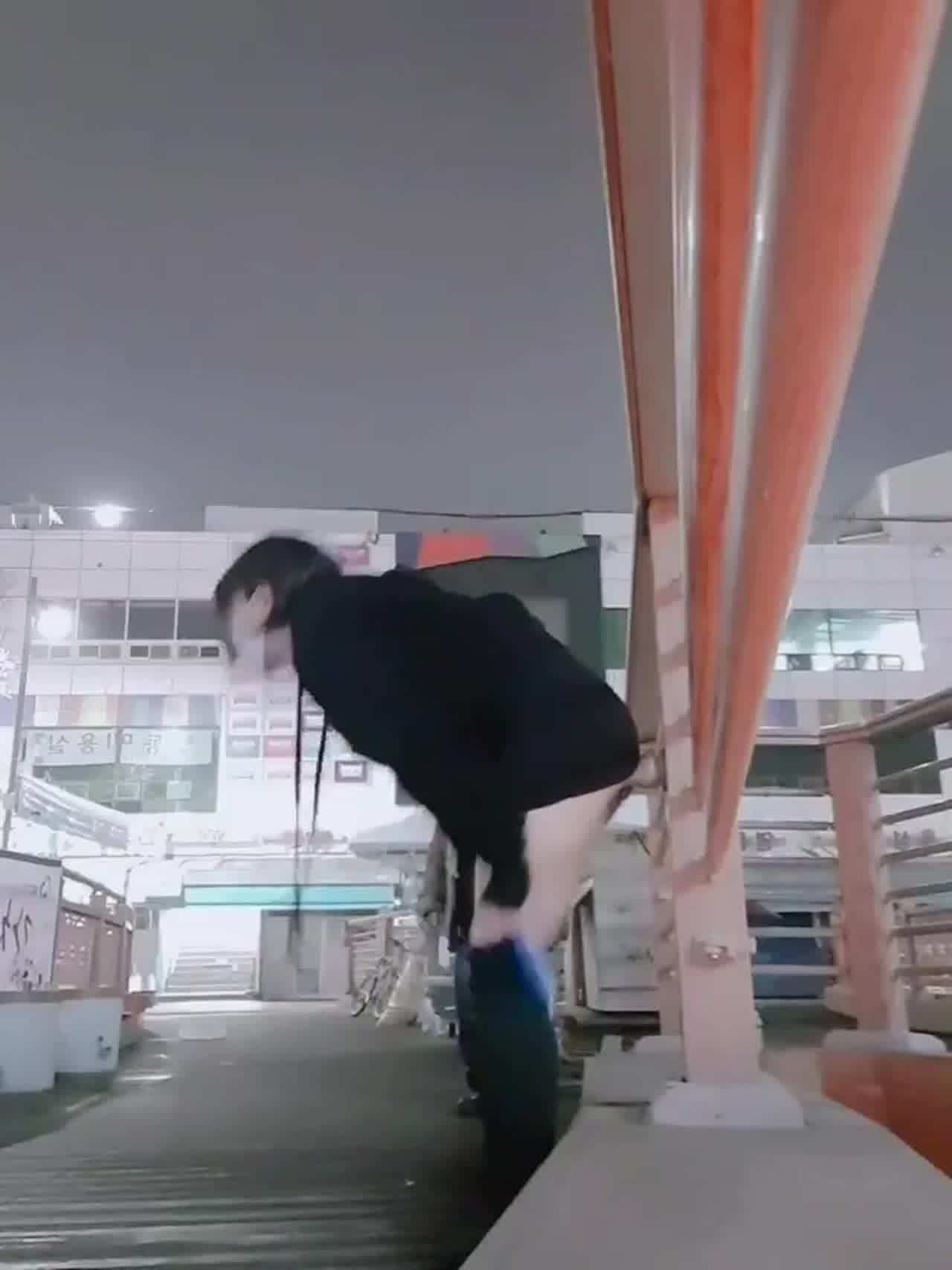  被发现了 韩国小妹野外玩棒 的剧照9