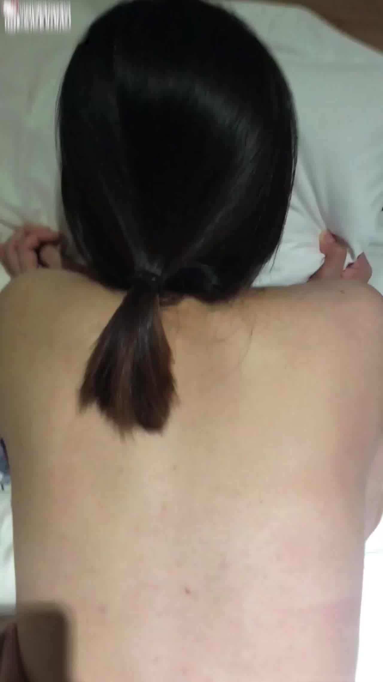  约到一个高中生，内射溢出 的剧照2