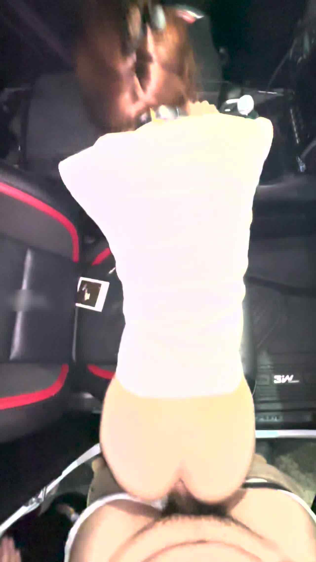  深夜带着老师马路中间露出3P 的剧照3