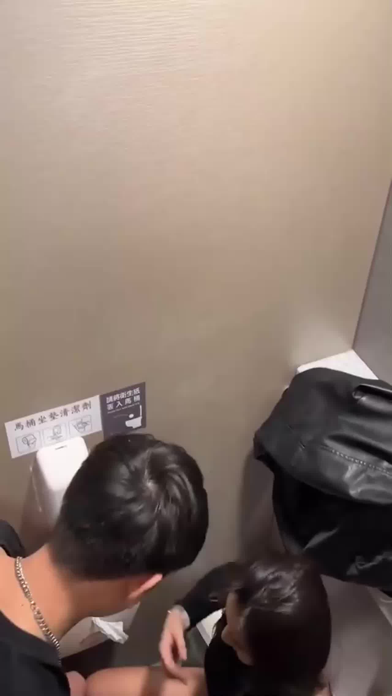  酒吧厕所偷拍竟发现情侣在厕所偷偷做爱，一脸享受的样子不忍打断 的剧照10