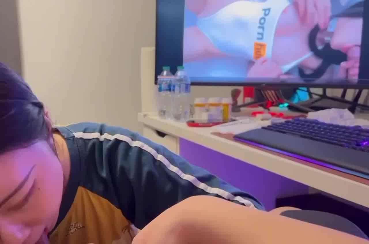  看着av被女友吃鸡吧的快感 的剧照3