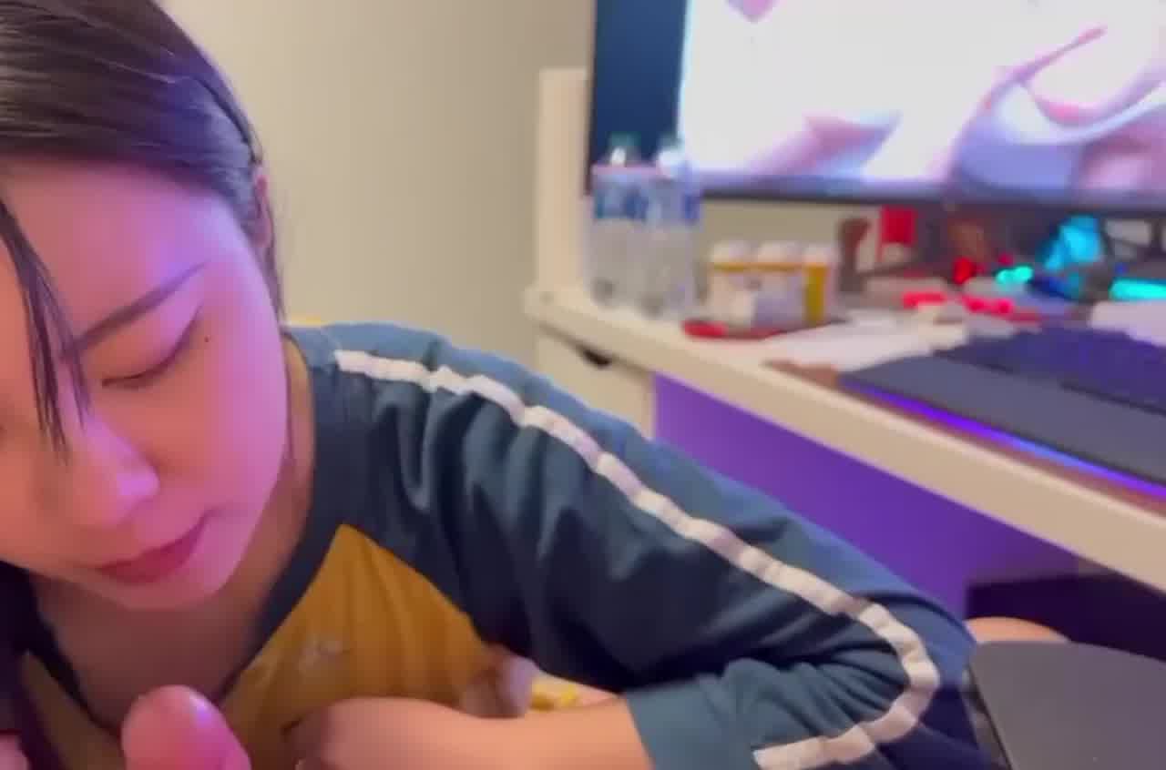  看着av被女友吃鸡吧的快感 的剧照5