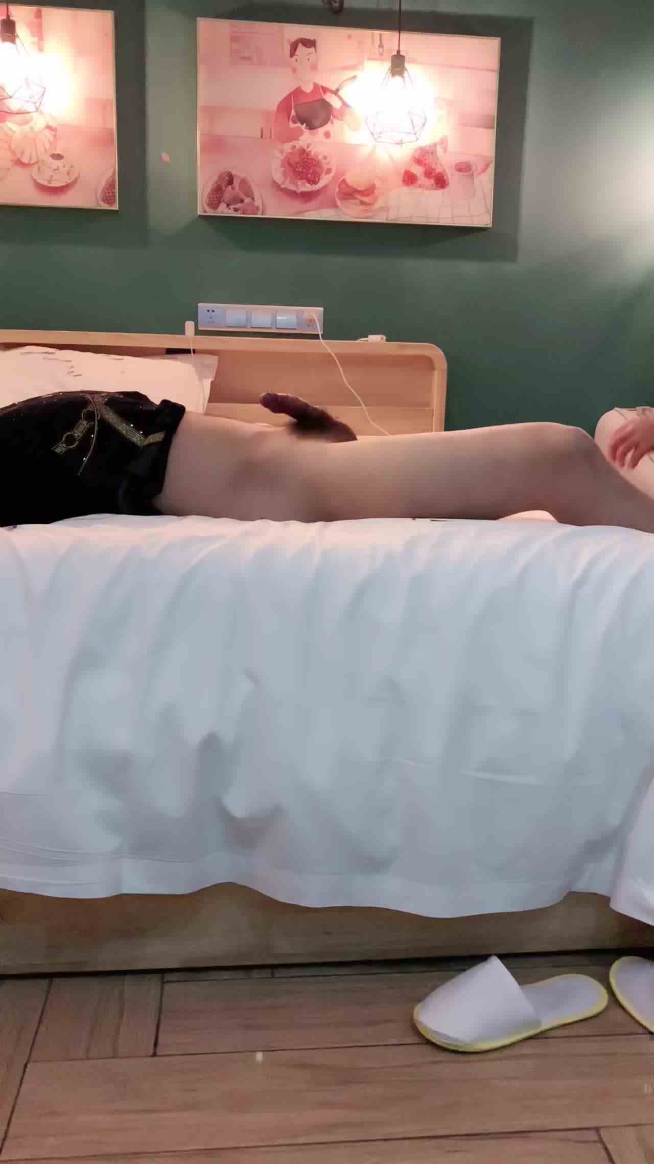  淫荡人妻【百媚】JK装下的尤物 茄子自慰吃屌 迷离眉眼各种姿势 的剧照4