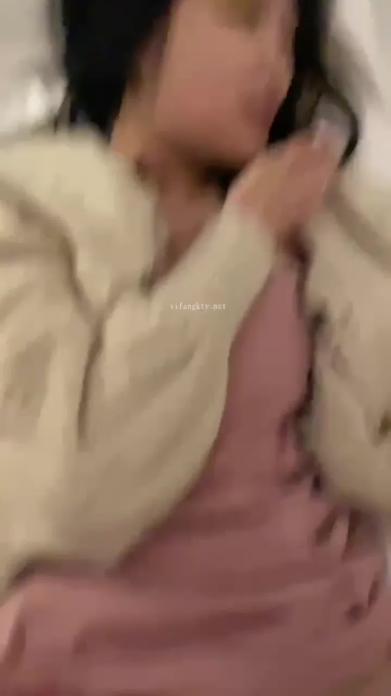  爱玩游戏的小骚货被操爽了 的剧照1