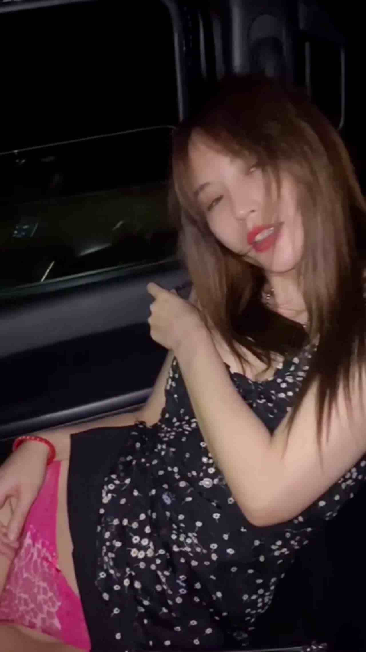  小蓝 美女喝醉了的样子有够痴 车上自慰摆出淫荡脸 的剧照6