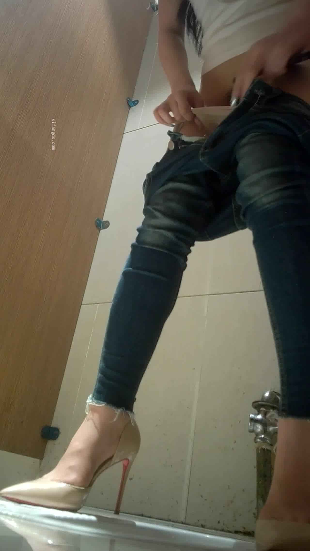  厕所偷拍来看紧身牛仔裤小姐姐来尿尿 的剧照5