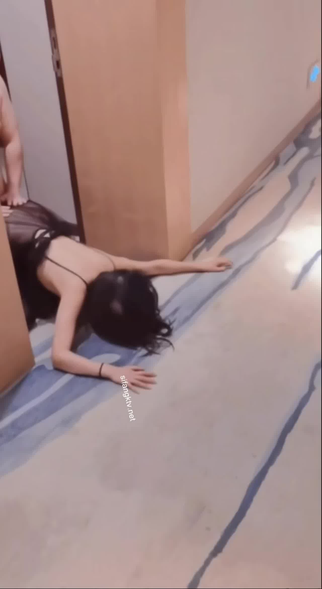  骚母狗诱惑操逼情趣黑丝酒店露出啪啪啪 的剧照1