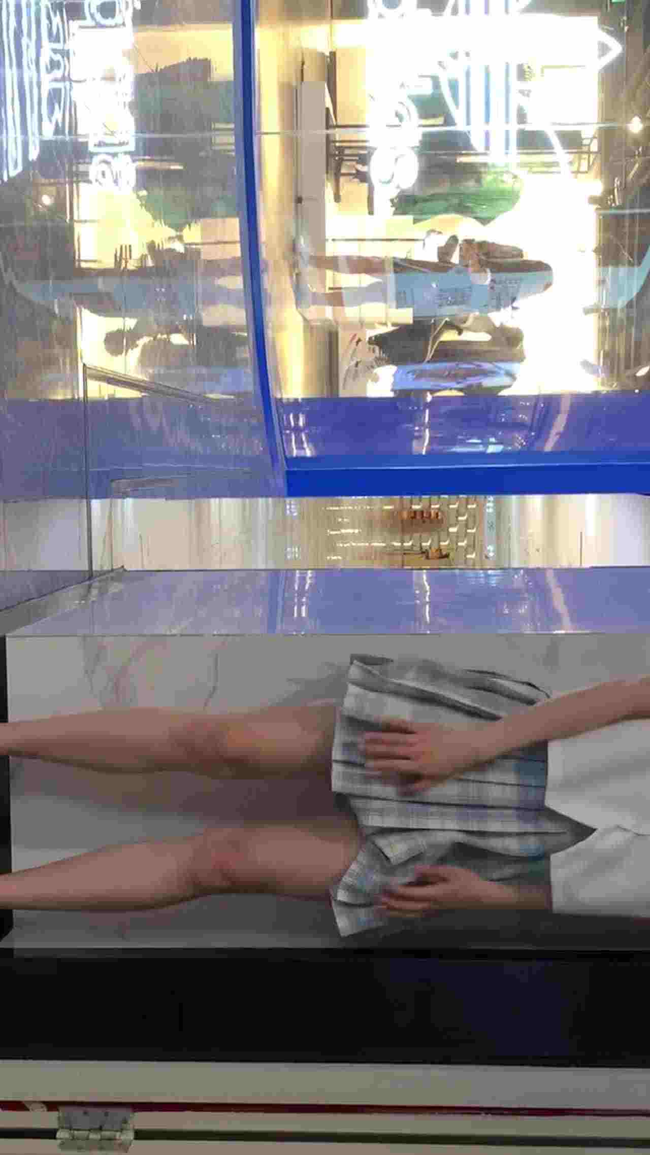  网红人妻一口一个湘湘子 - 商场露出小毛逼 的剧照6