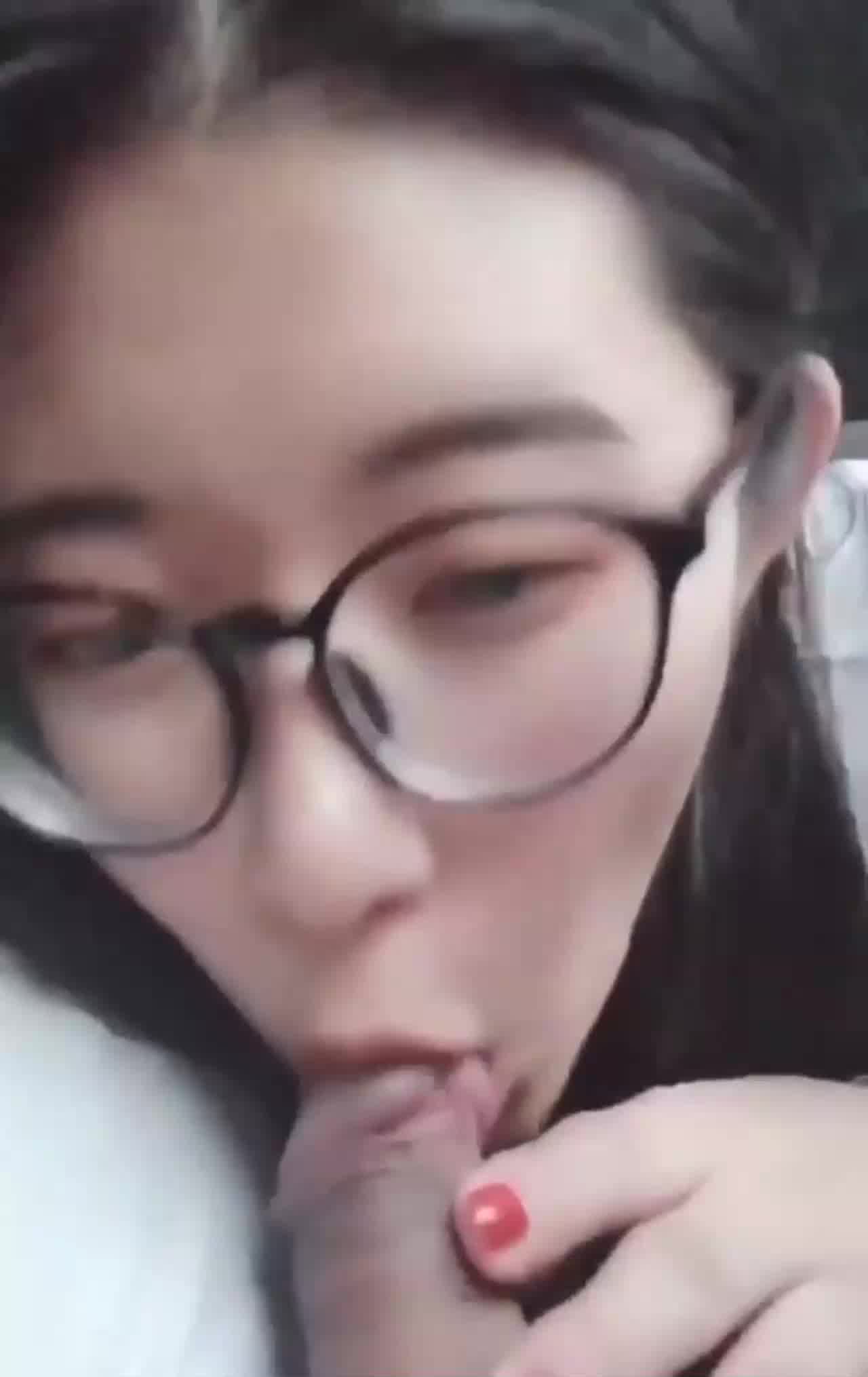  今天车内给小哥哥口交的很刺激哦 的剧照3