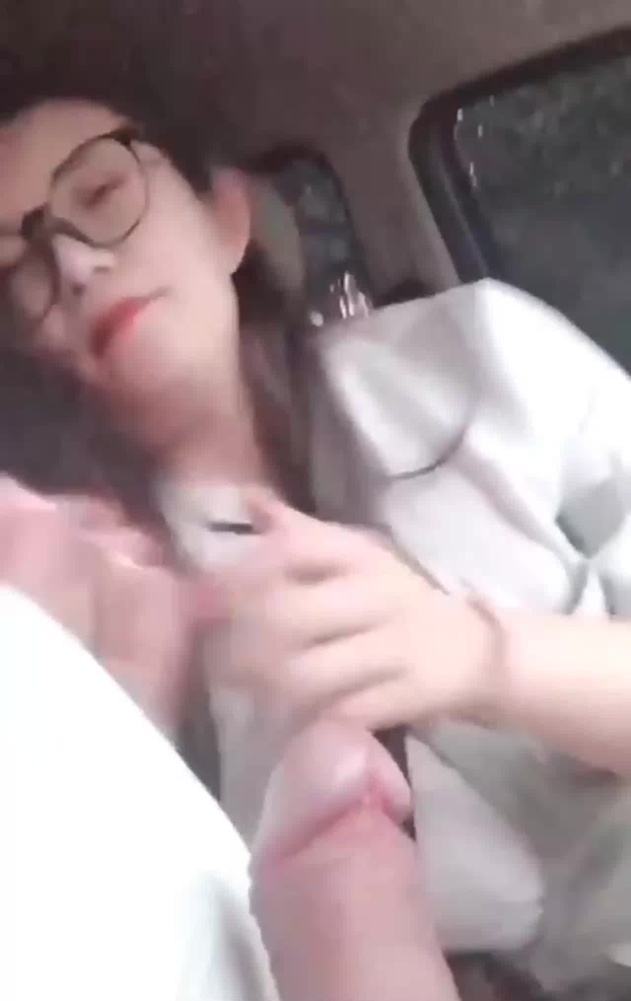  今天车内给小哥哥口交的很刺激哦 的剧照8