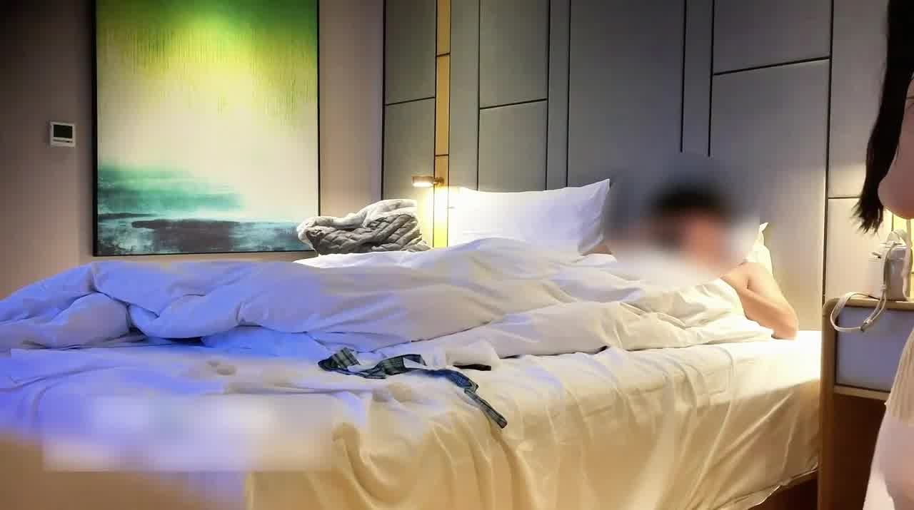  自购推特约炮大神-约个19岁JK清纯女孩，套子操掉了索性无套，内射之后还问女孩吃药了没，真是个渣男！ 的剧照8