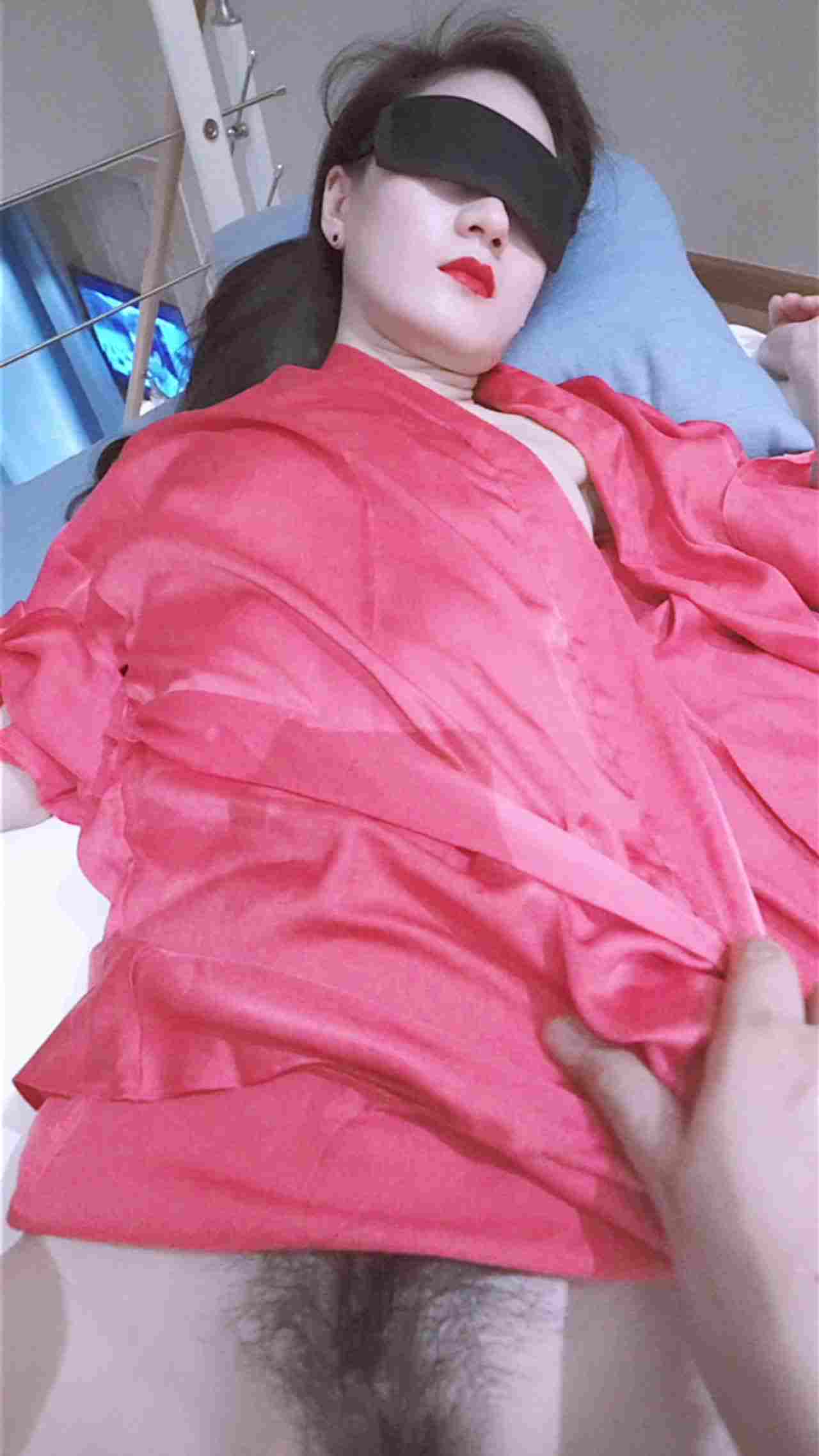  蒙眼红色睡衣 的剧照7