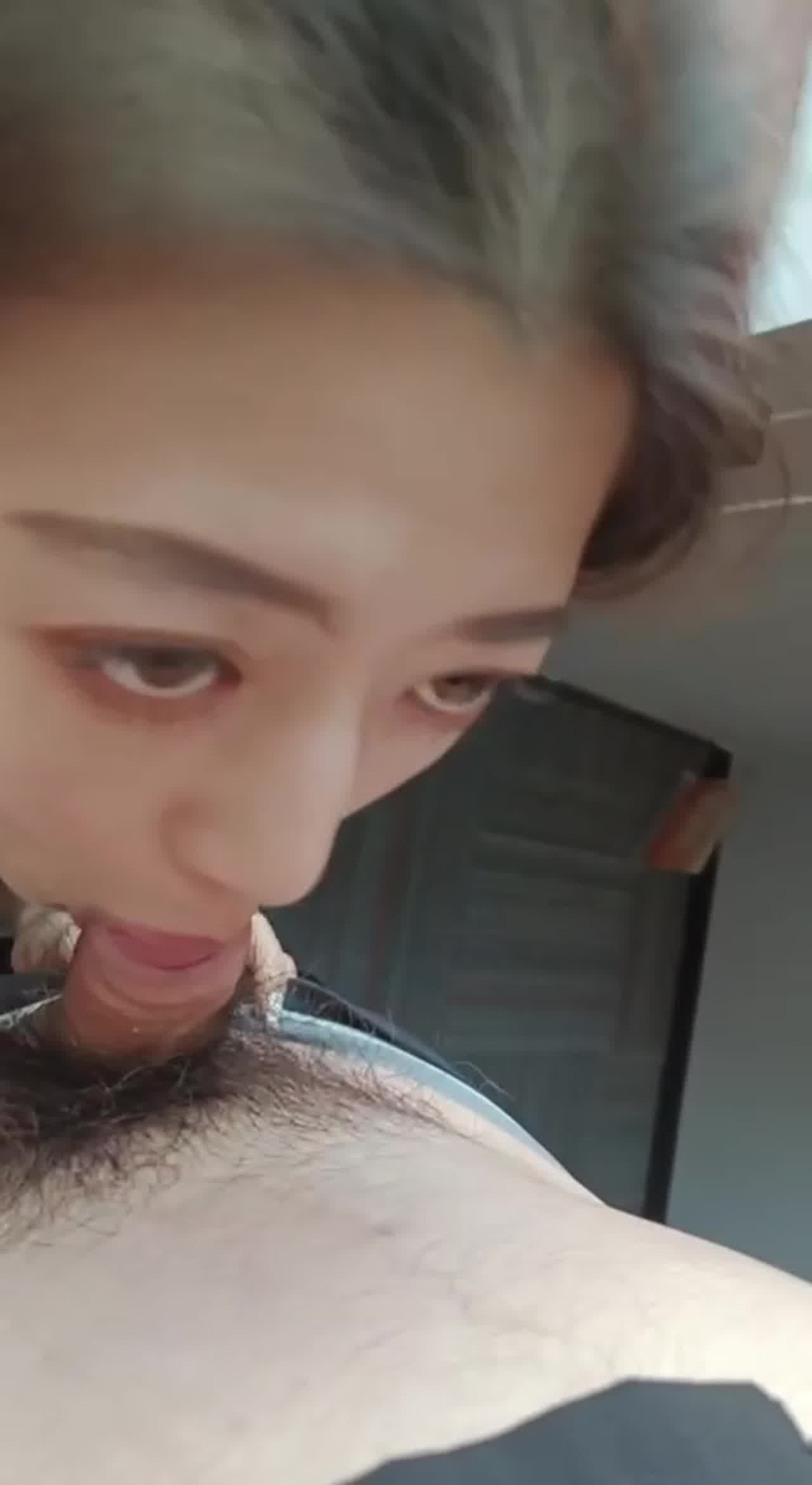  空姐泄密露脸口交 的剧照3