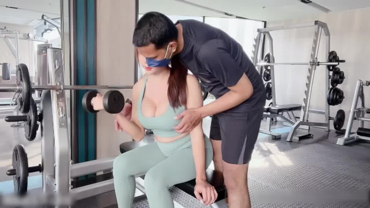  小心!咸猪手健身教练很饿！跟变性学员上床互舔鸡巴 的剧照5