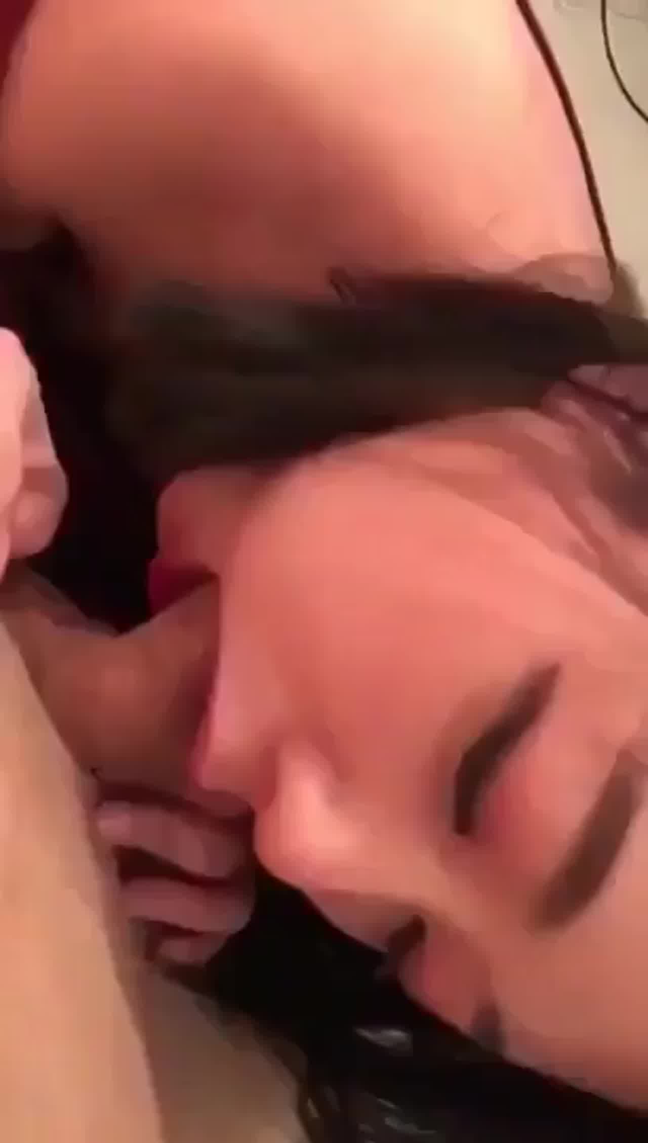  压妹子的头让她认真的吃鸡 的剧照1