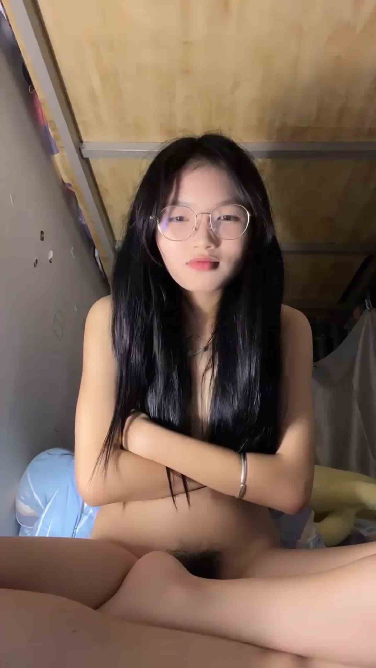  【05宿舍创业】换苹果15就靠我们了，05年拽妹开播，宿舍大胆用大号阳具自慰，为了赚钱真够拼命 的剧照3