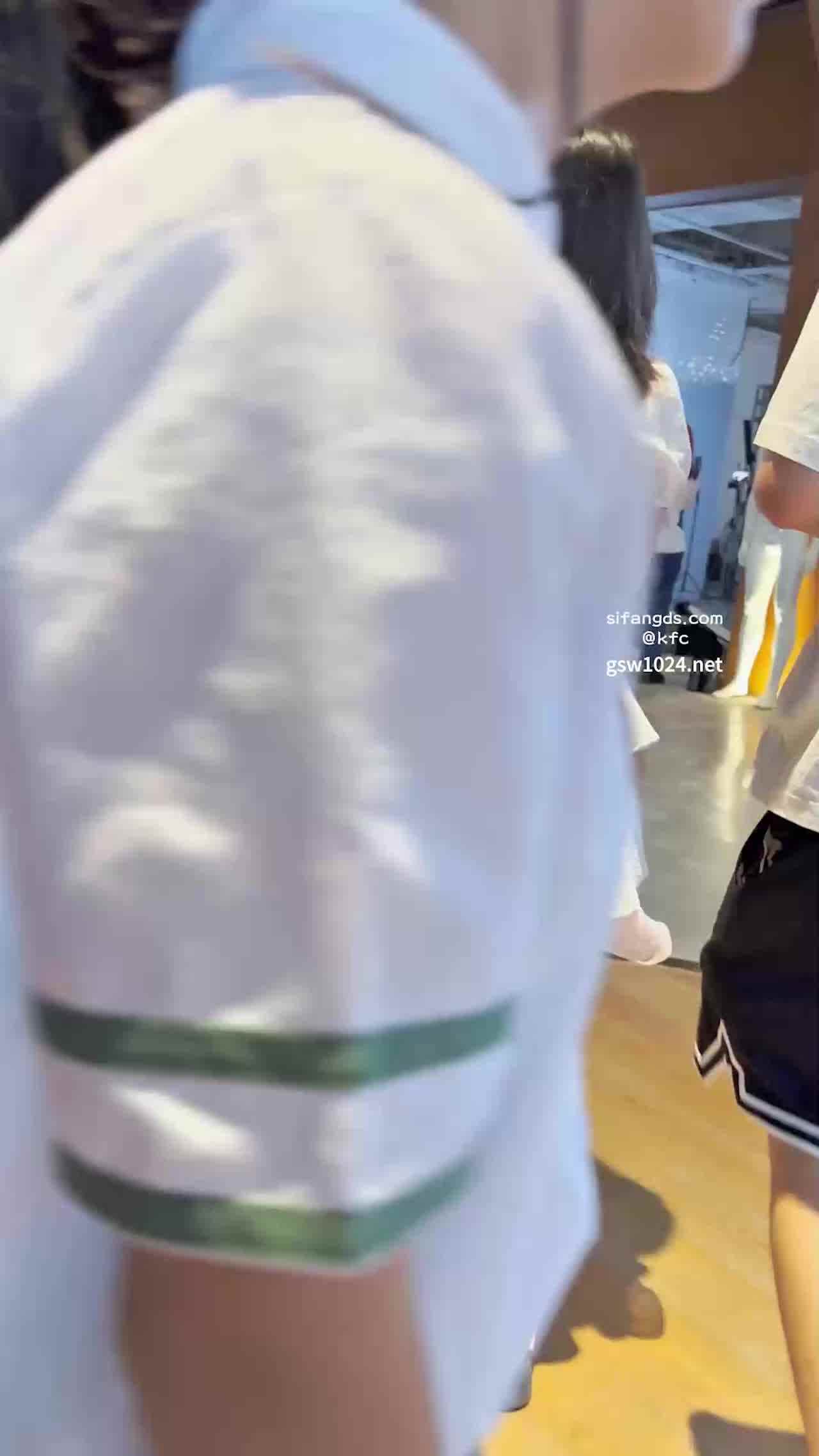  抄底偷拍街拍清纯可爱女萝莉 的剧照5