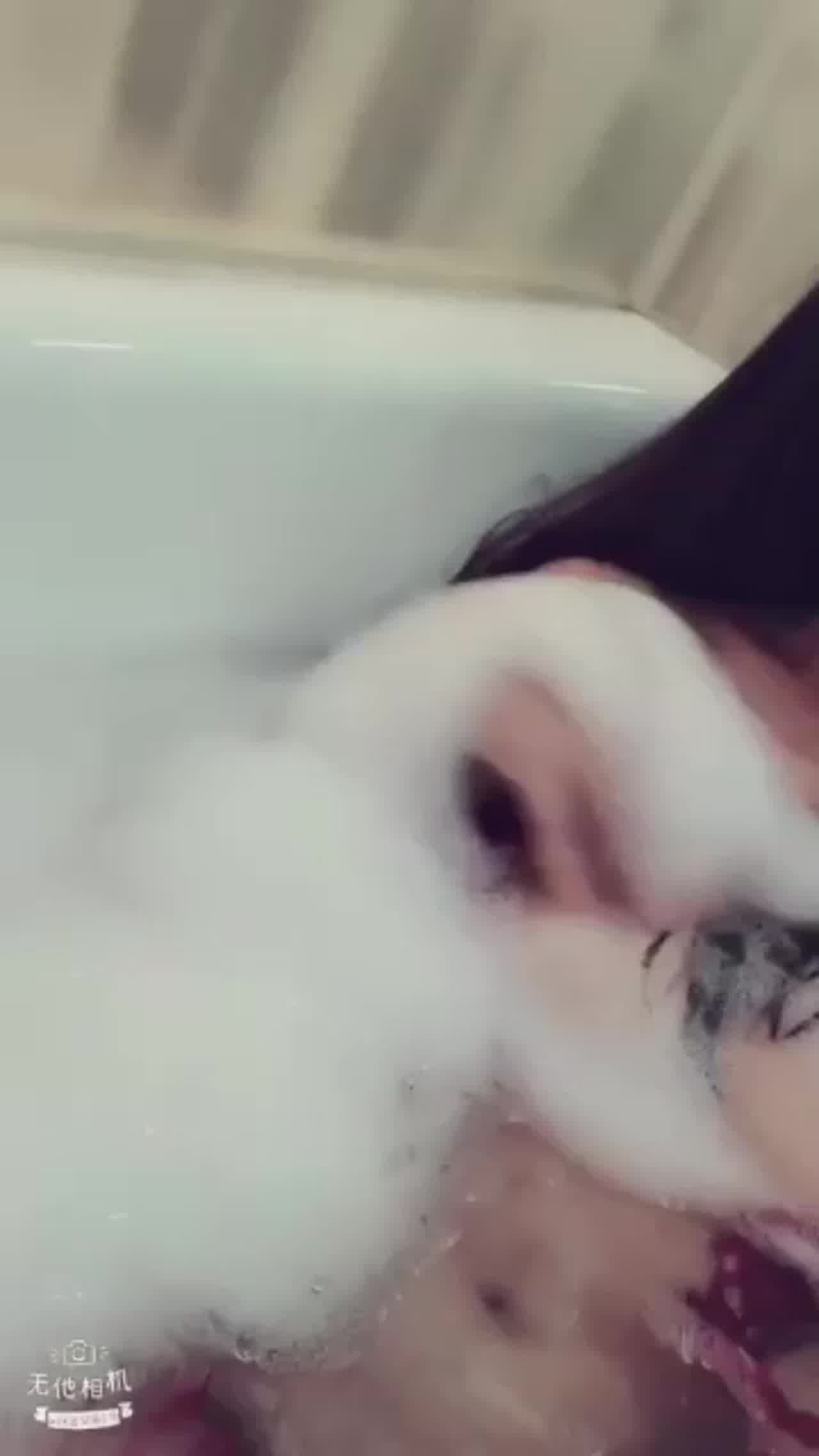  洗白白了，奶子真大 的剧照7