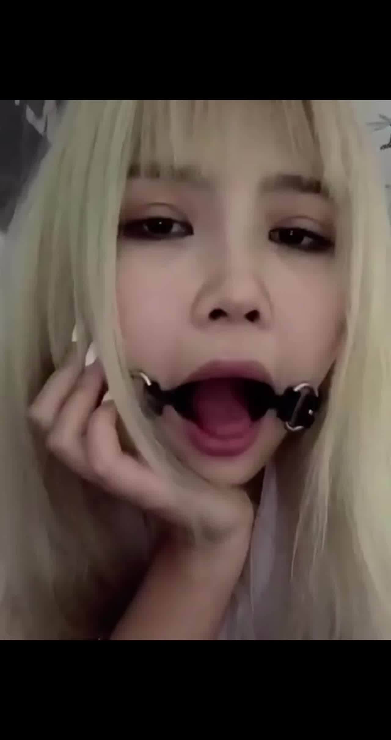  太骚了颜值还高偷偷在宿舍手淫 的剧照4