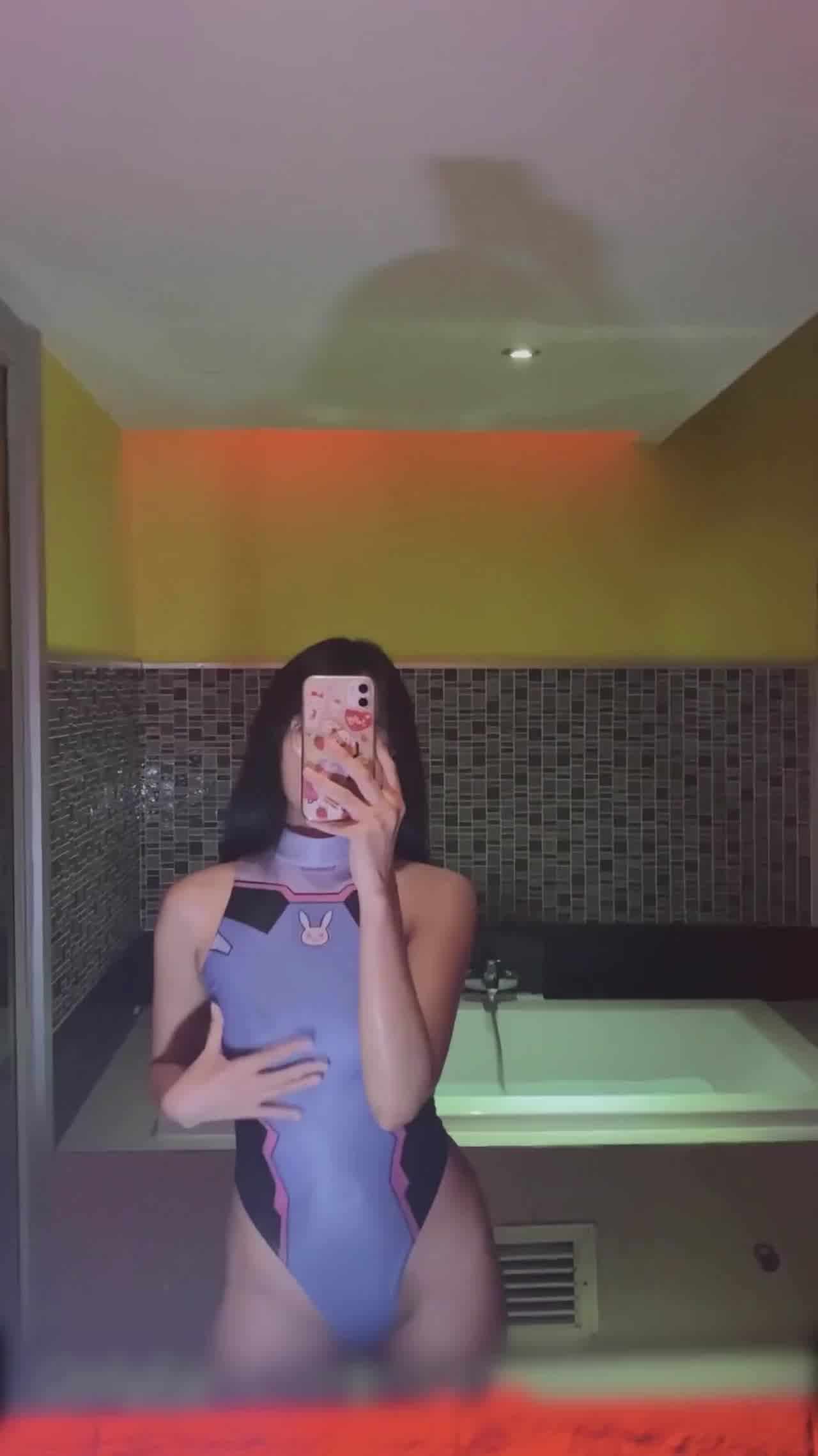  cosplay 眼镜dva陪你一起泡澡 的剧照2