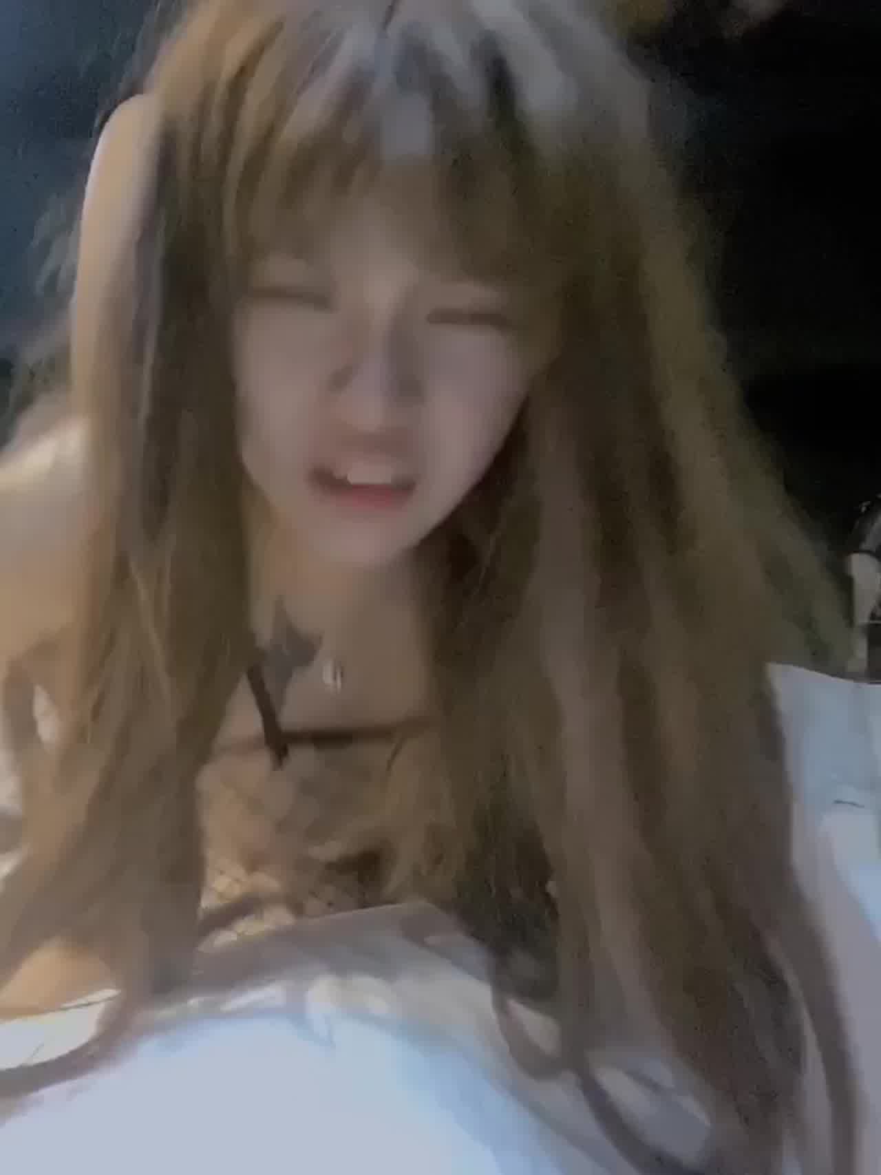  自拍 淫荡野鸡到处觅食满脸销魂 的剧照7