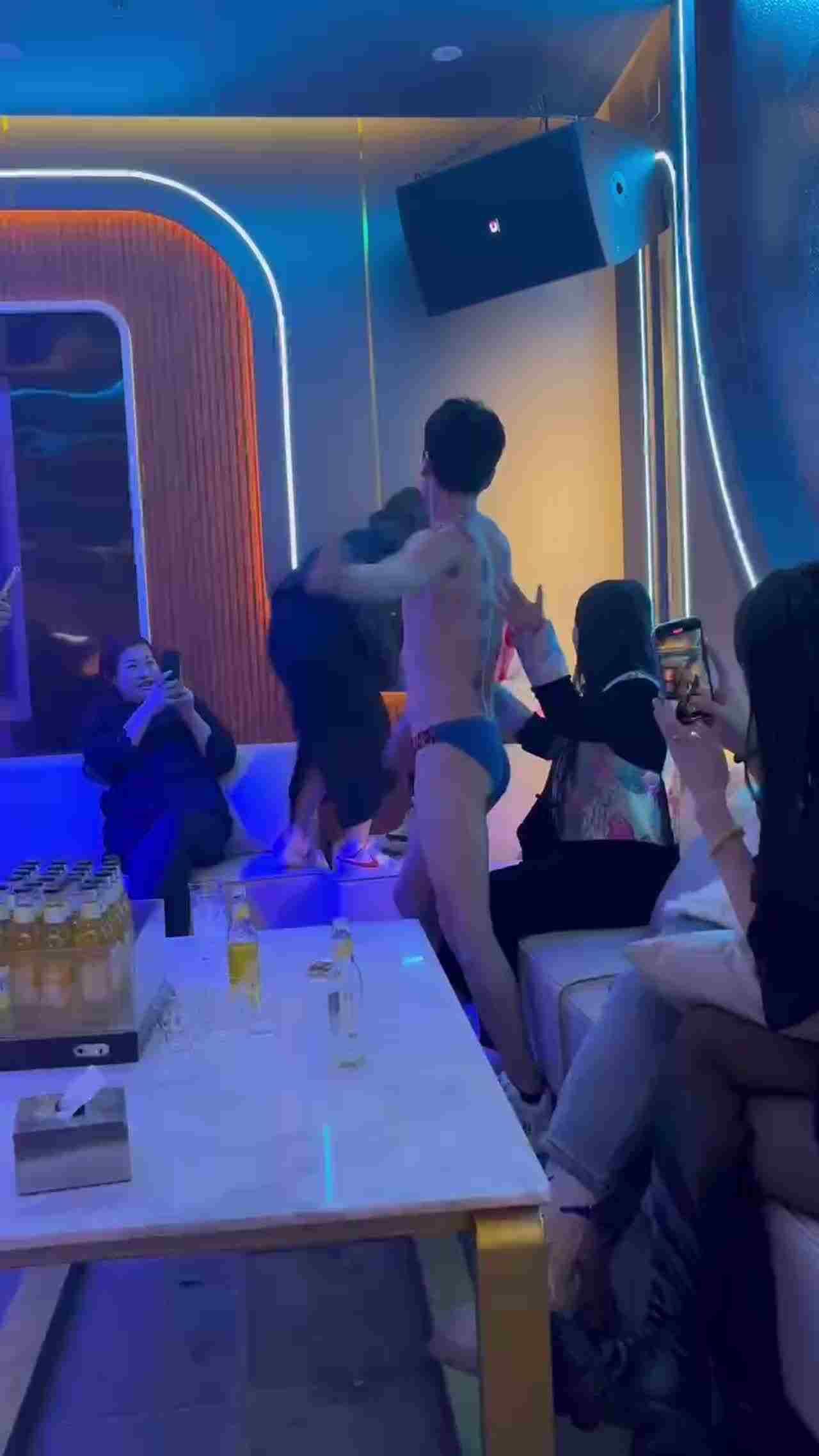  鸭子裸舞勾引富婆打赏 的剧照8